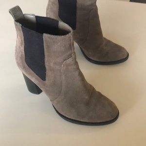 Gray boots 😍